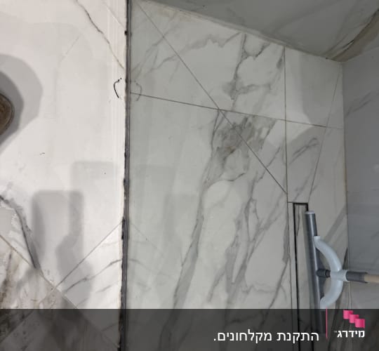 מגב לניקוי מקלחון על רצפת שיש